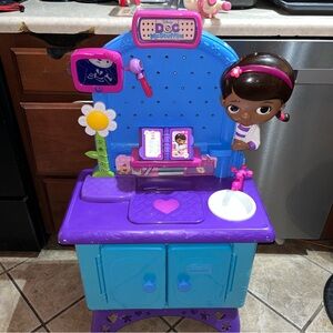 RARE Doc McStuffins Checkup Center Lots of Accessories & original manual HTF